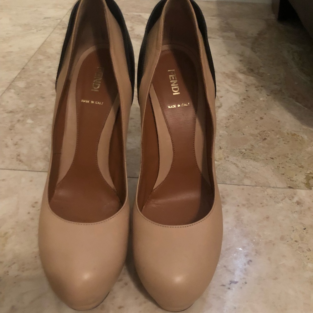 Authentic Fendi Nude & Black leather pumps
